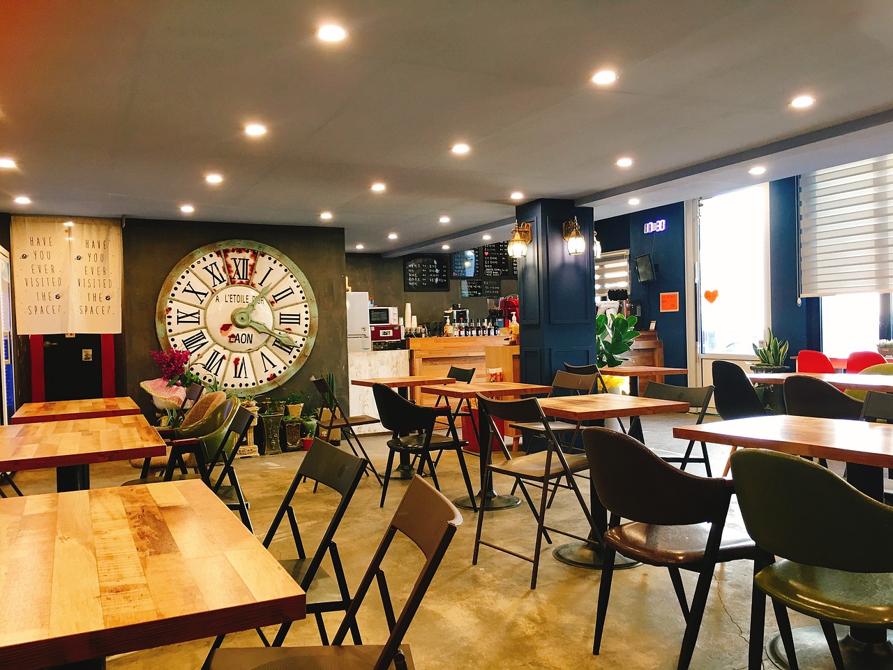 朝のやわらかな光が差し込む店内